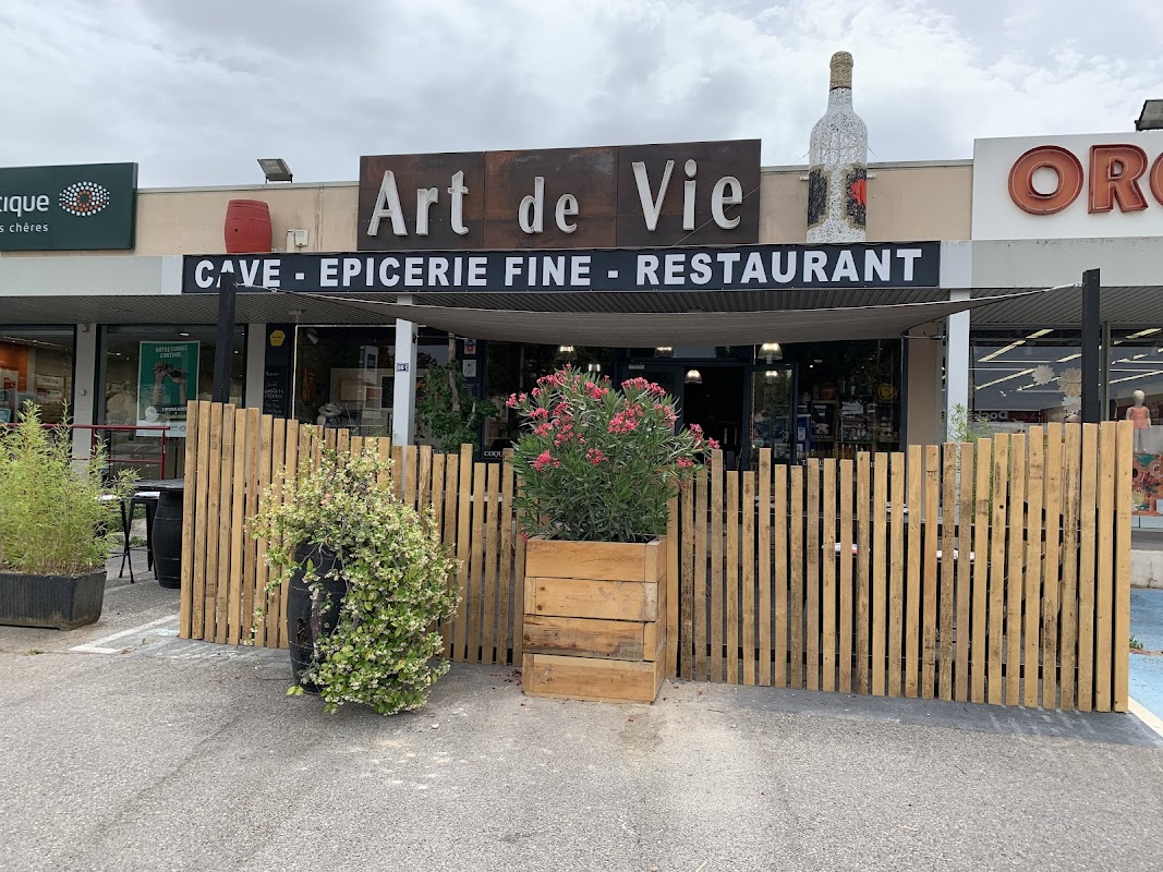 La devanture et la terrasse d'Art de Vie, route d'Aix à Pertuis