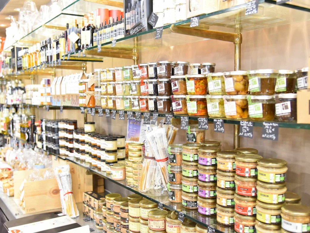 Les rayonnages de l'épicerie fine d'Art de Vie