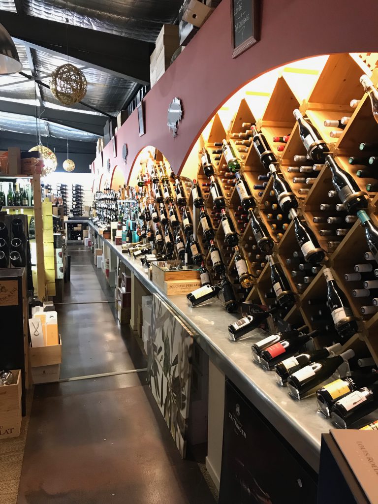 La cave en enfilade, casiers de bouteilles jusqu'au fond