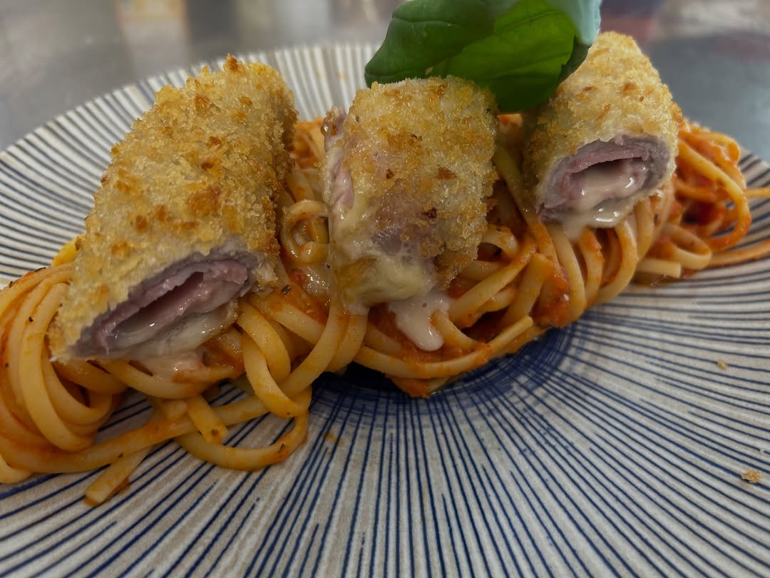 Un plat du jour du Bistrot des Copains : cordon bleu maison sur linguine, sauce tomate et basilic