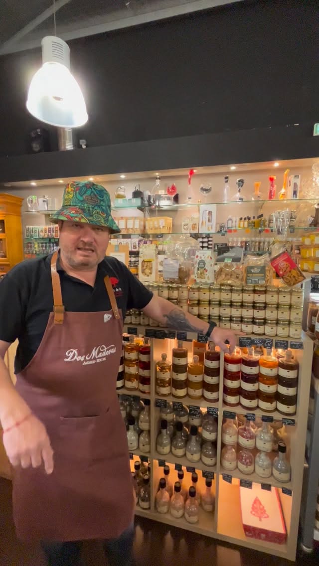 Yann présente les étagères de l'épicerie fine d'Art de Vie